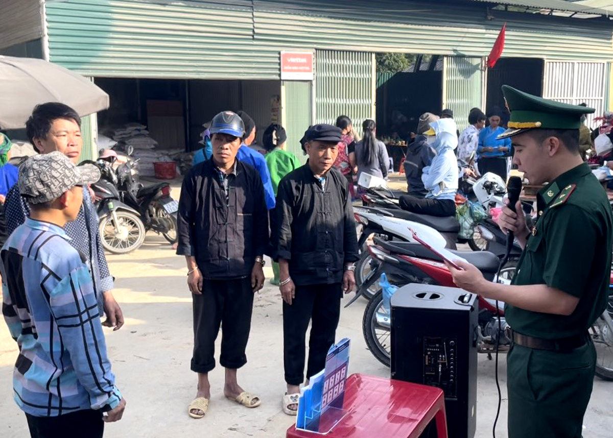 Cán bộ Đồn Biên phòng Thàng Tín tuyên truyền pháp luật tại chợ phiên Pắc Ngàm, xã Thàng Tín.
