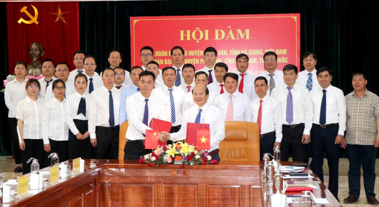 Huyện ủy Đồng Văn và Huyện ủy Phú Ninh ký kết biên bản ghi nhớ (Ảnh: CTV)