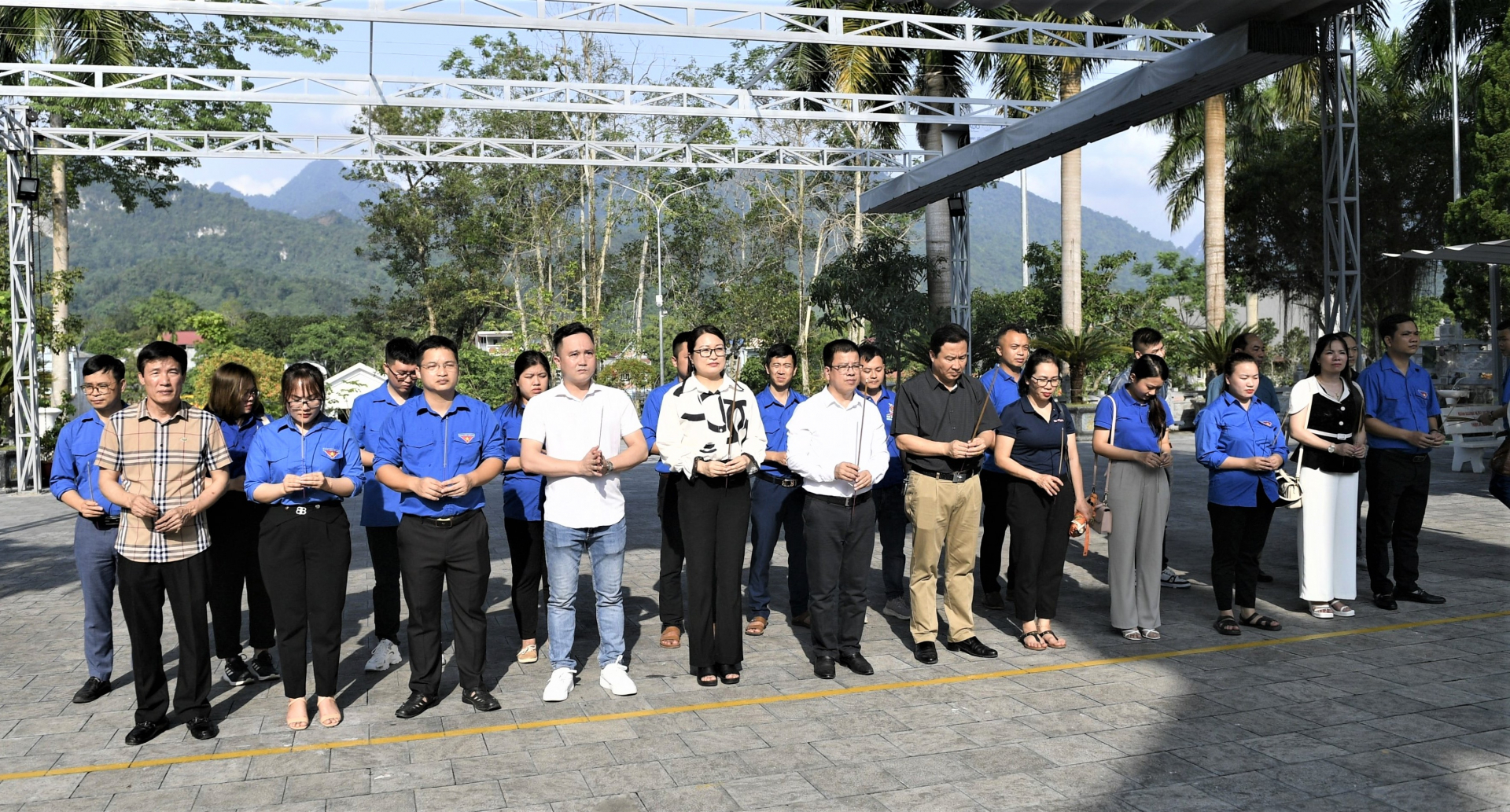 Lãnh đạo cùng ĐVTN Báo Hà Giang và Báo Tuyên Quang thắp hương tưởng nhớ các AHLS tại Nghĩa trang Liệt sỹ Quốc gia Vị Xuyên