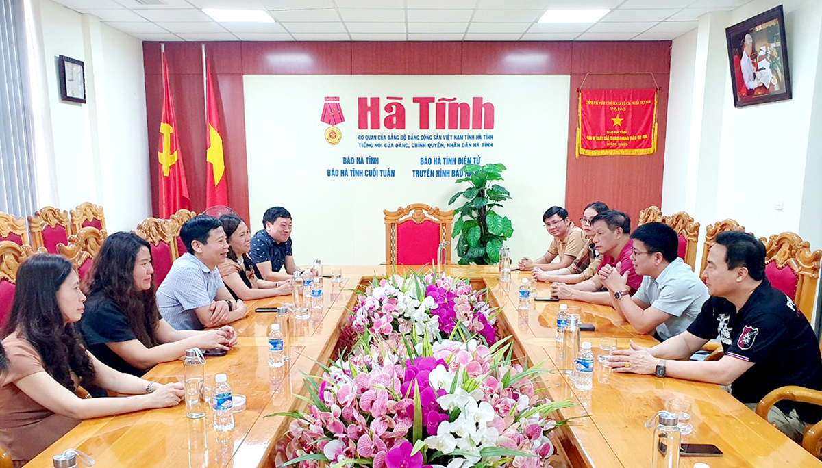 Đoàn công tác Báo Hà Giang học tập, trao đổi kinh nghiệm tại Báo Hà Tĩnh.
