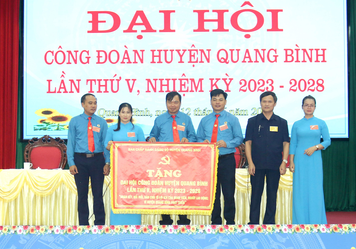 Lãnh đạo huyện Quang Bình tặng bức trướng cho đại hội mang dòng chữ “Đoàn kết, đổi mới, dân chủ vì lợi ích của đoàn viên, người lao động, vì huyện Quang Bình phát triển”. 
