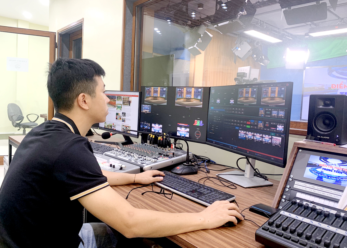 Phóng viên Báo Hà Giang điện tử ứng dụng công nghệ trường quay ảo vào sản xuất chương trình truyền hình.
