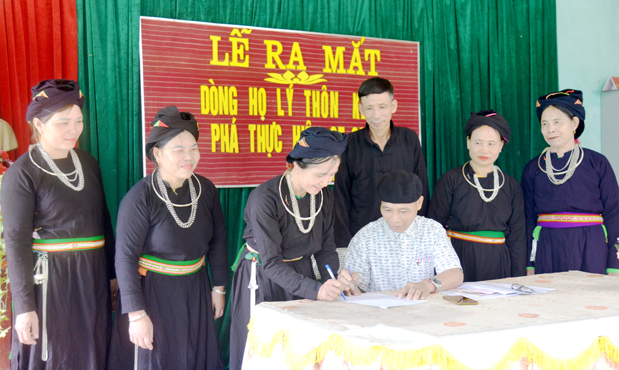 Các gia đình trong dòng họ Lý, thôn Kem, xã Tiên Yên (Quang Bình) ký cam kết xóa bỏ hủ tục.