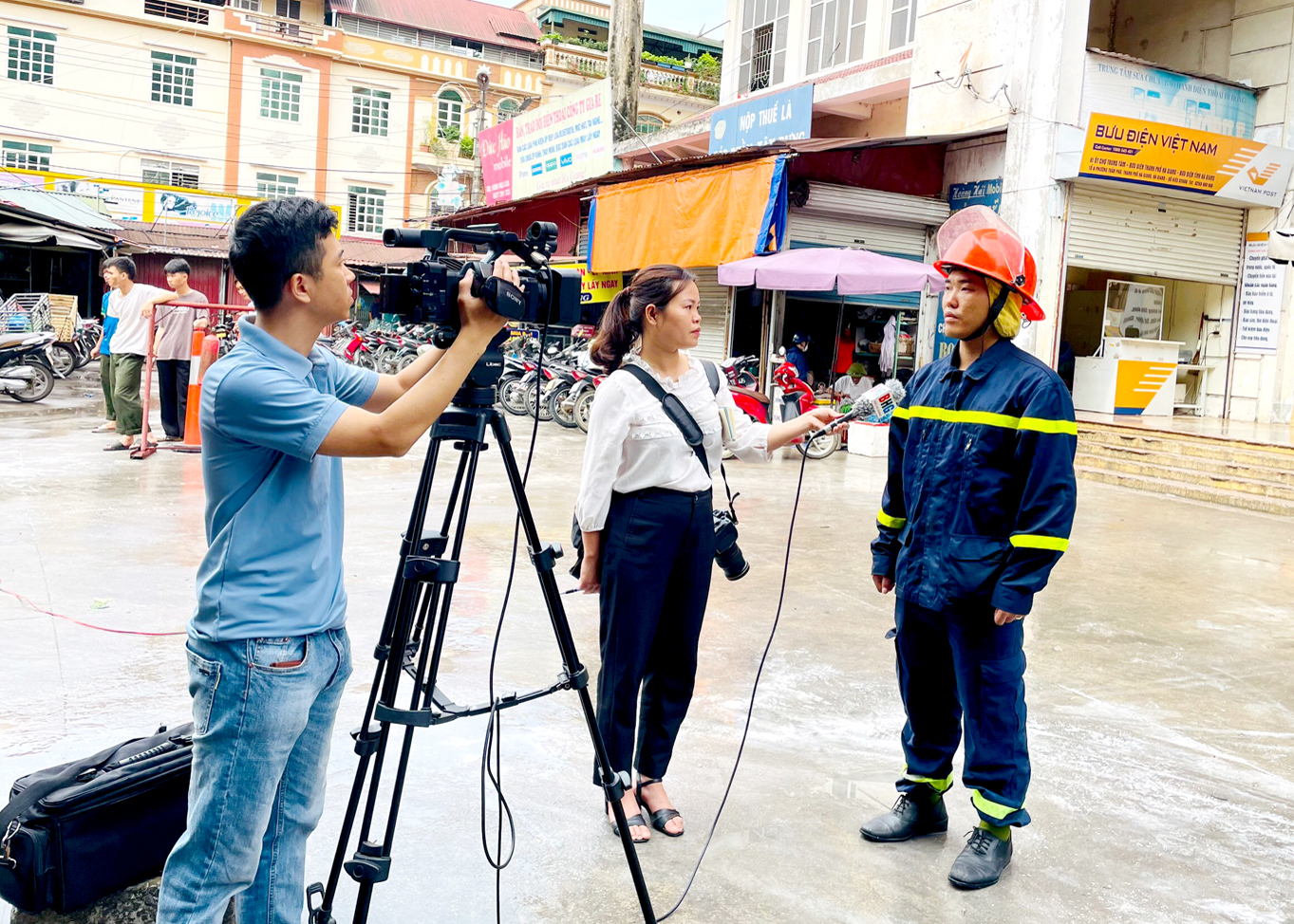 Phóng viên Báo Hà Giang phỏng vấn lực lượng tham gia diễn tập phòng cháy, chữa cháy tại chợ trung tâm thành phố Hà Giang.                                  Ảnh: KIM TIẾN