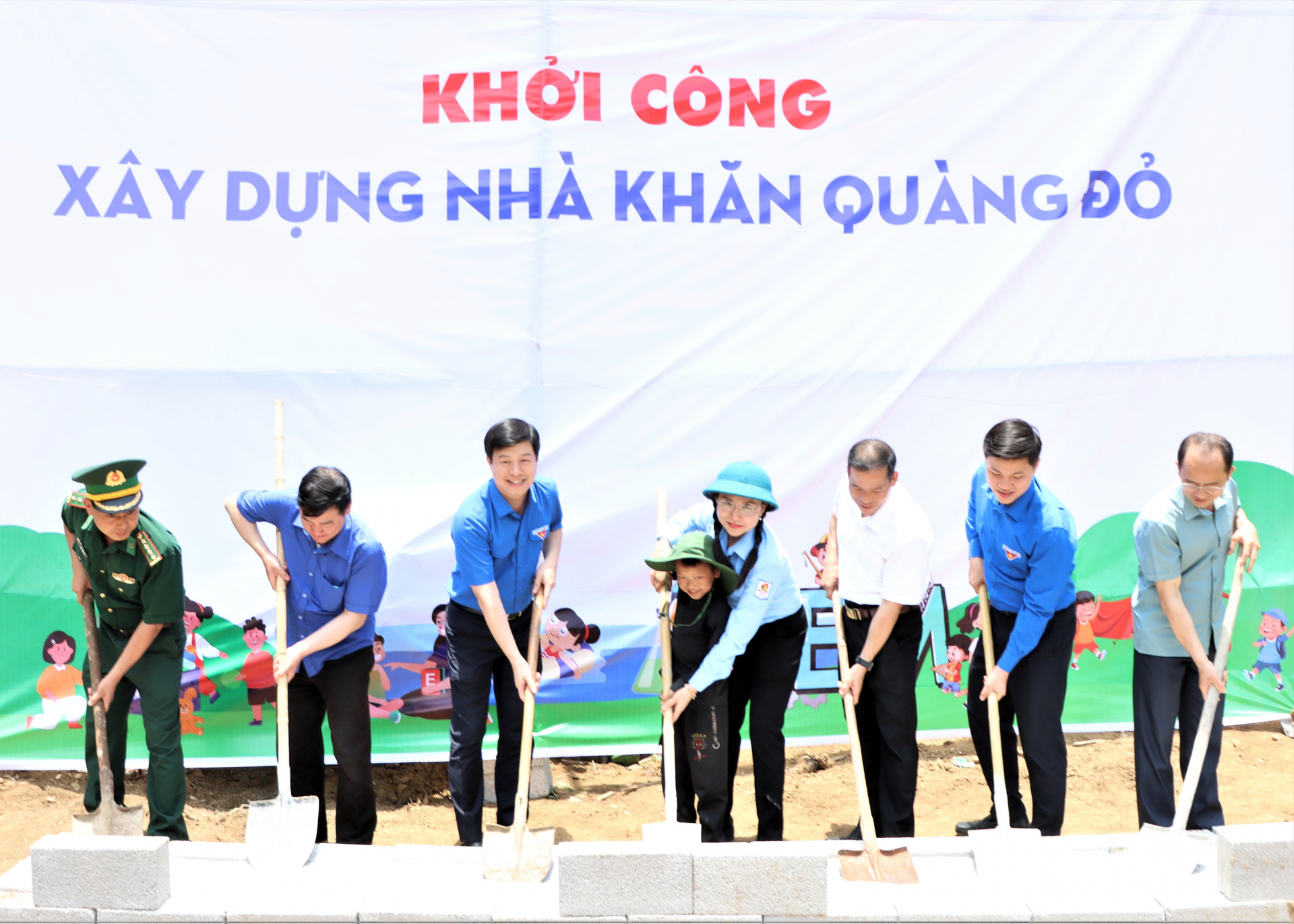 Đồng chí Nguyễn Phạm Duy Trang, Bí thư BCH Trung ương Đoàn, Chủ tịch Hội đồng Đội Trung ương và các đại biểu tham gia Lễ khởi công xây dựng Nhà Khăn quàng đỏ cho
em Vừ Mí Pó.