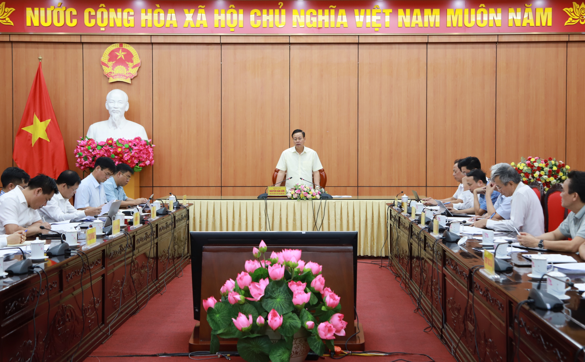 Chủ tịch UBND tỉnh Nguyễn Văn Sơn phát biểu kết luận cuộc họp.