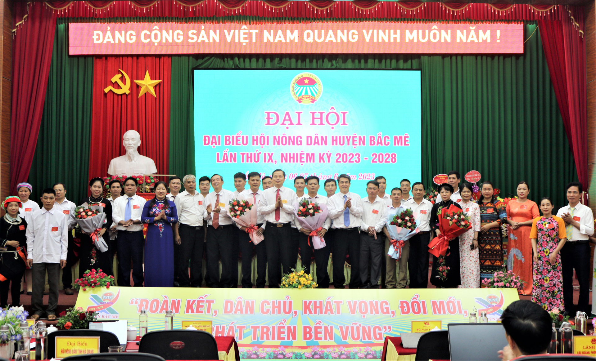 Lãnh đạo Hội Nông dân tỉnh cùng lãnh đạo huyện tặng hoa chúc mừng BCH Hội Nông dân khóa mới.