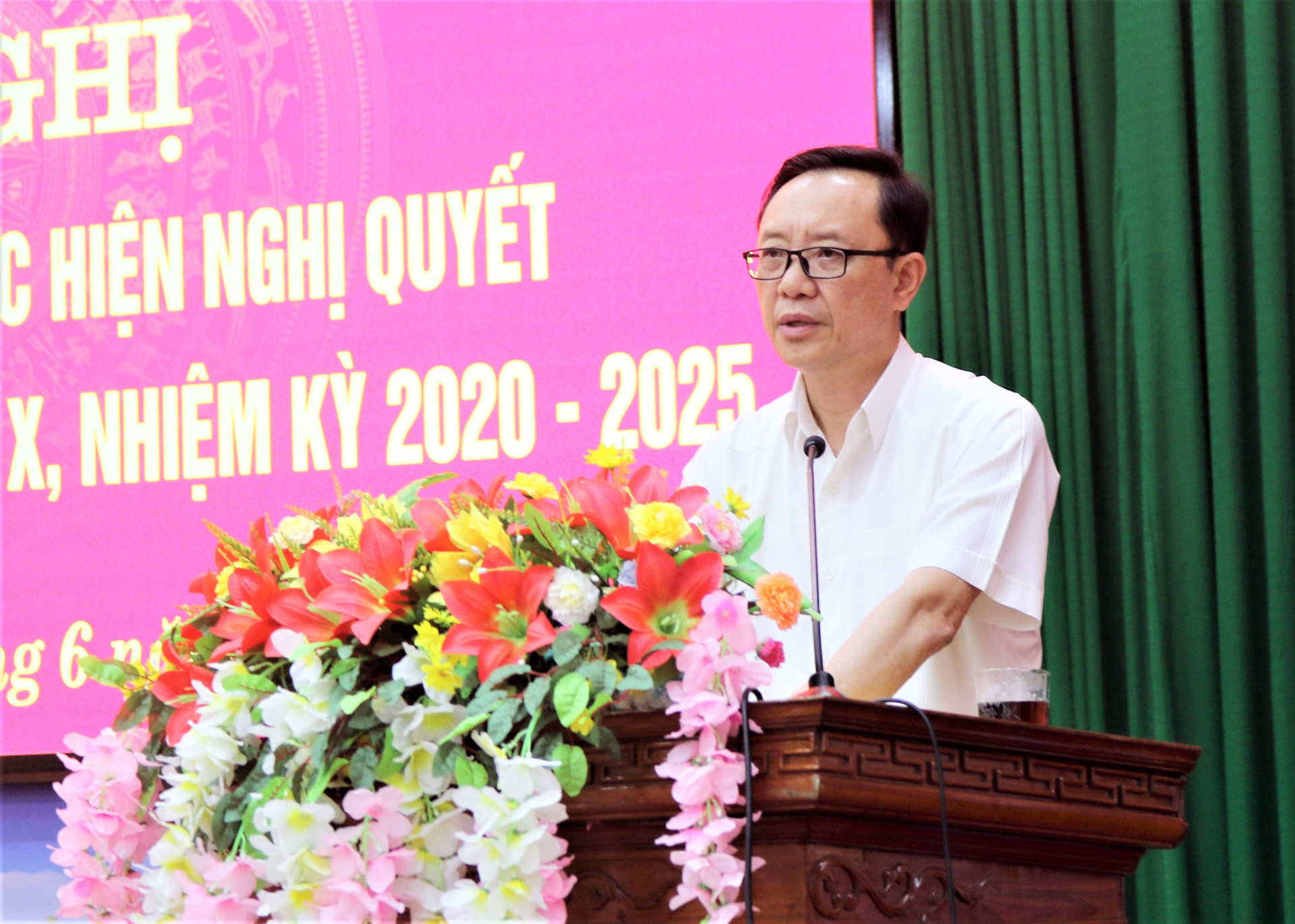 Phó Bí thư Thường trực Tỉnh ủy, Chủ tịch HĐND tỉnh Thào Hồng Sơn phát biểu tại hội nghị 