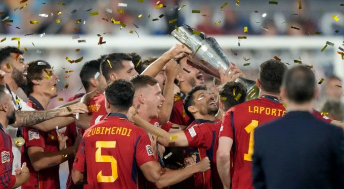 Các cầu thủ Tây Ban Nha nâng Nations League sau trận chung kết tối 18/6 tại Hà Lan. 