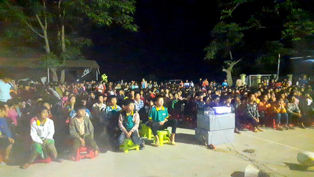 Chiếu phim tại xã Niêm Tòng (Mèo Vạc) thu hút đông đảo nhân dân tham gia.