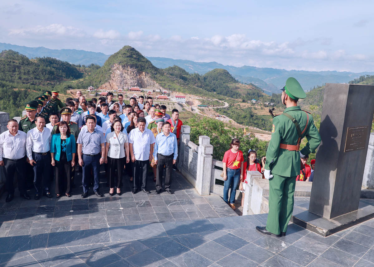 Bộ trưởng Bộ TN&MT Đặng Quốc Khánh cùng Đoàn ĐBQH tỉnh Hà Giang và đoàn công tác tiến hành Lễ thượng cờ tại Cột cờ Quốc gia Lũng Cú (Đồng Văn).