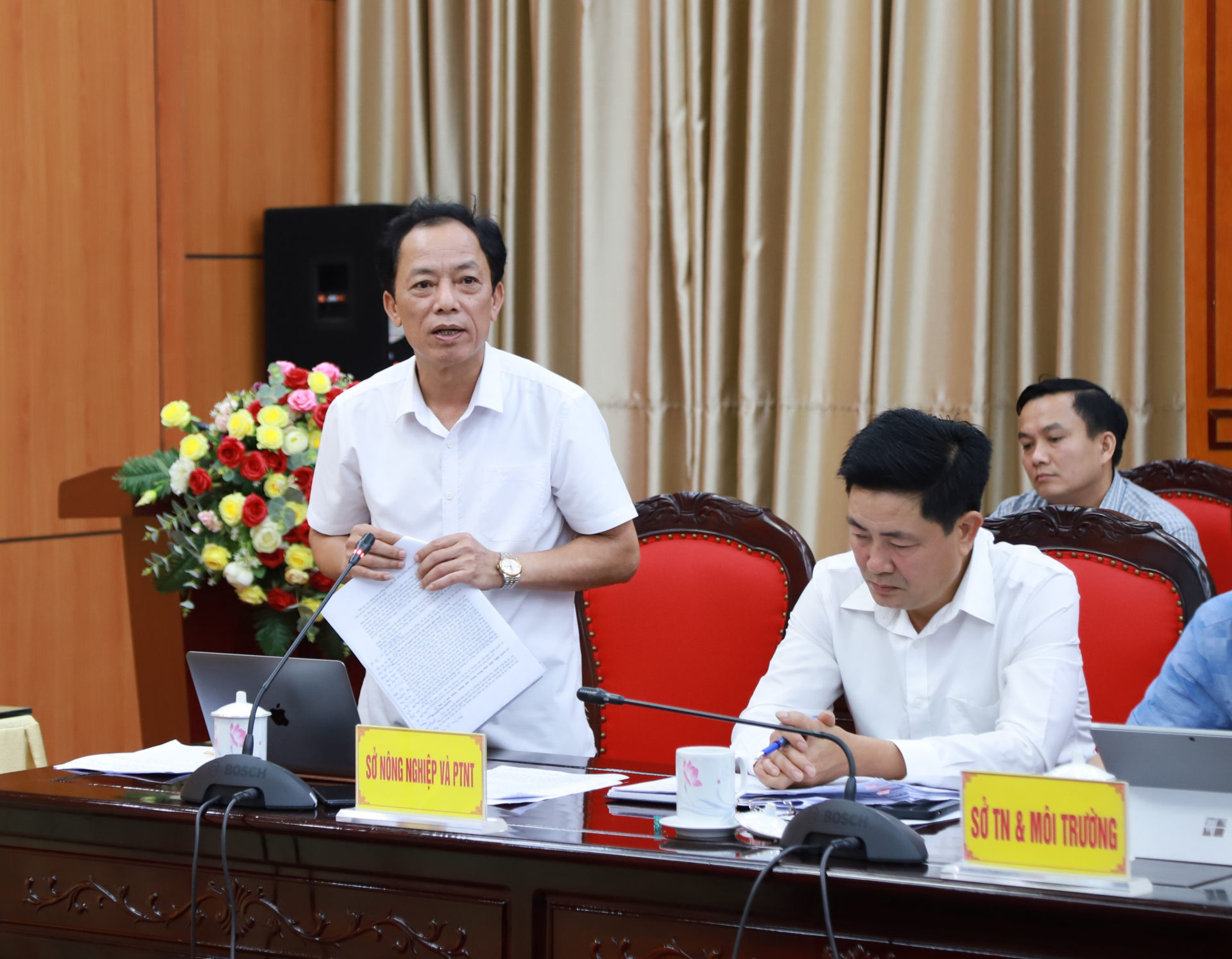 Giám đốc Sở NN&PTNT Hoàng Hải Lý thảo luận về những khó khăn đối với 3 dự án cấp tỉnh phê duyệt.