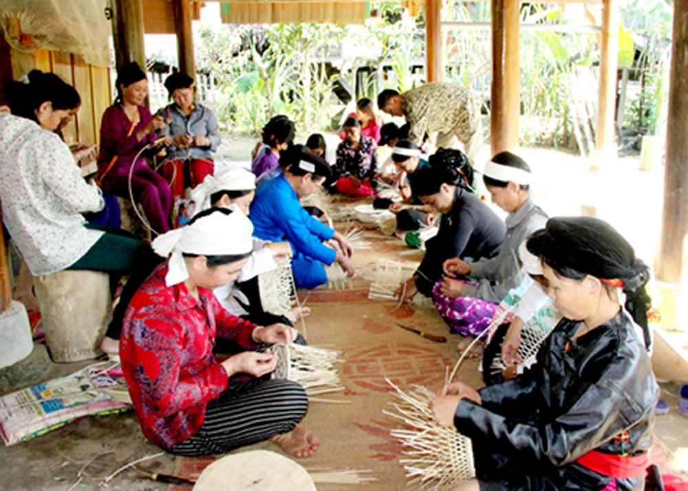 Lớp nghề đan lát thủ công ở xã Khuôn Lùng.
