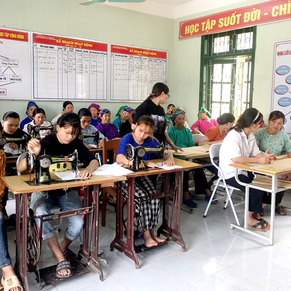Khóa học nghề may dân dụng mở tại xã Tả Nhìu thu hút nhiều học viên nữ tham gia.
