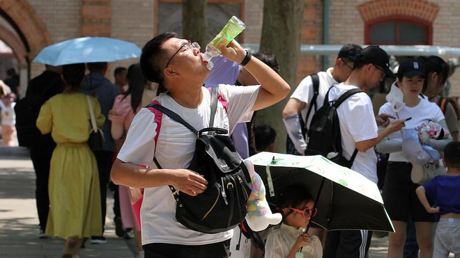 Người dân tham quan Vườn thú Bắc Kinh trong cái nóng gay gắt