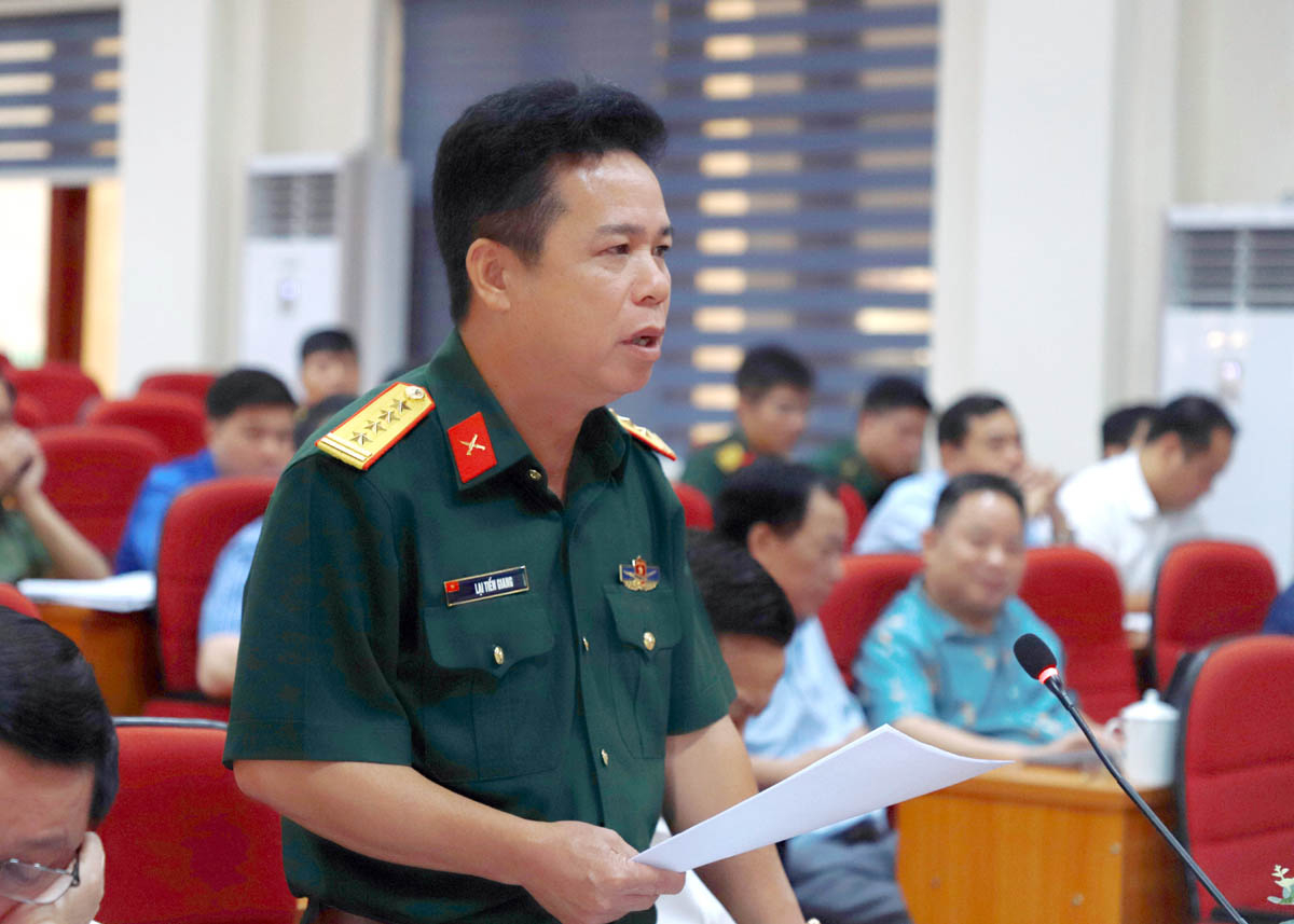 Đại tá Lại Tiến Giang, Chỉ huy trưởng Bộ CHQS tỉnh thảo luận tại hội nghị.