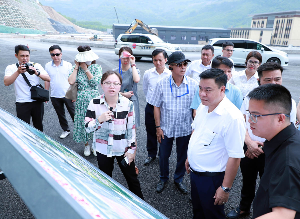 Phó Chủ tịch Thường trực UBND tỉnh Hoàng Gia Long cùng đoàn đại biểu khảo sát Dự án bãi hàng hóa tại Cửa khẩu Thiên Bảo
