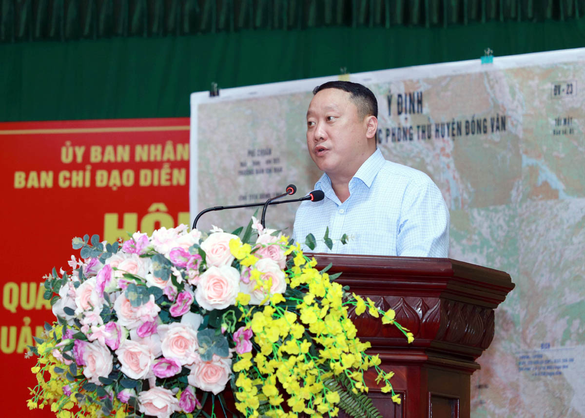Lãnh đạo UBND huyện Quản Bạ thảo luận tại hội nghị.