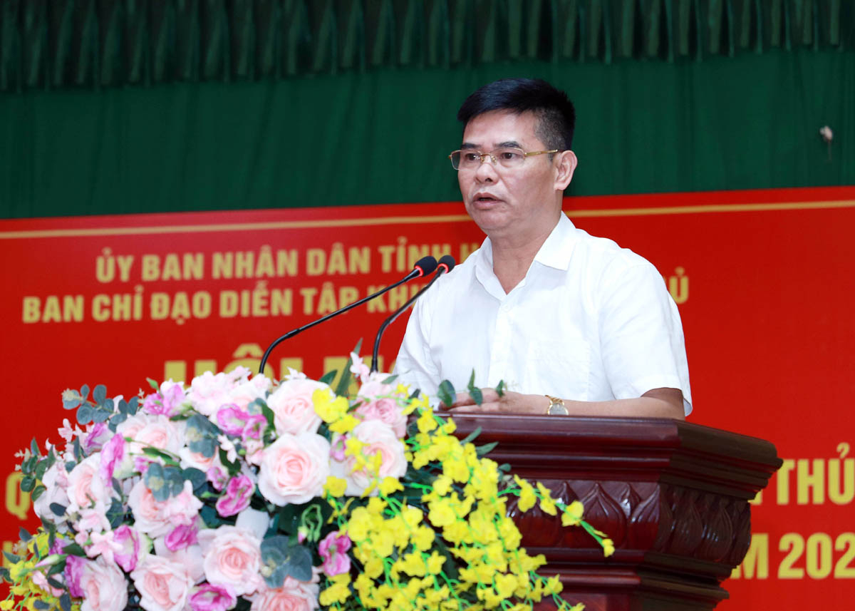 Lãnh đạo UBND huyện Quang Bình thảo luận tại hội nghị.