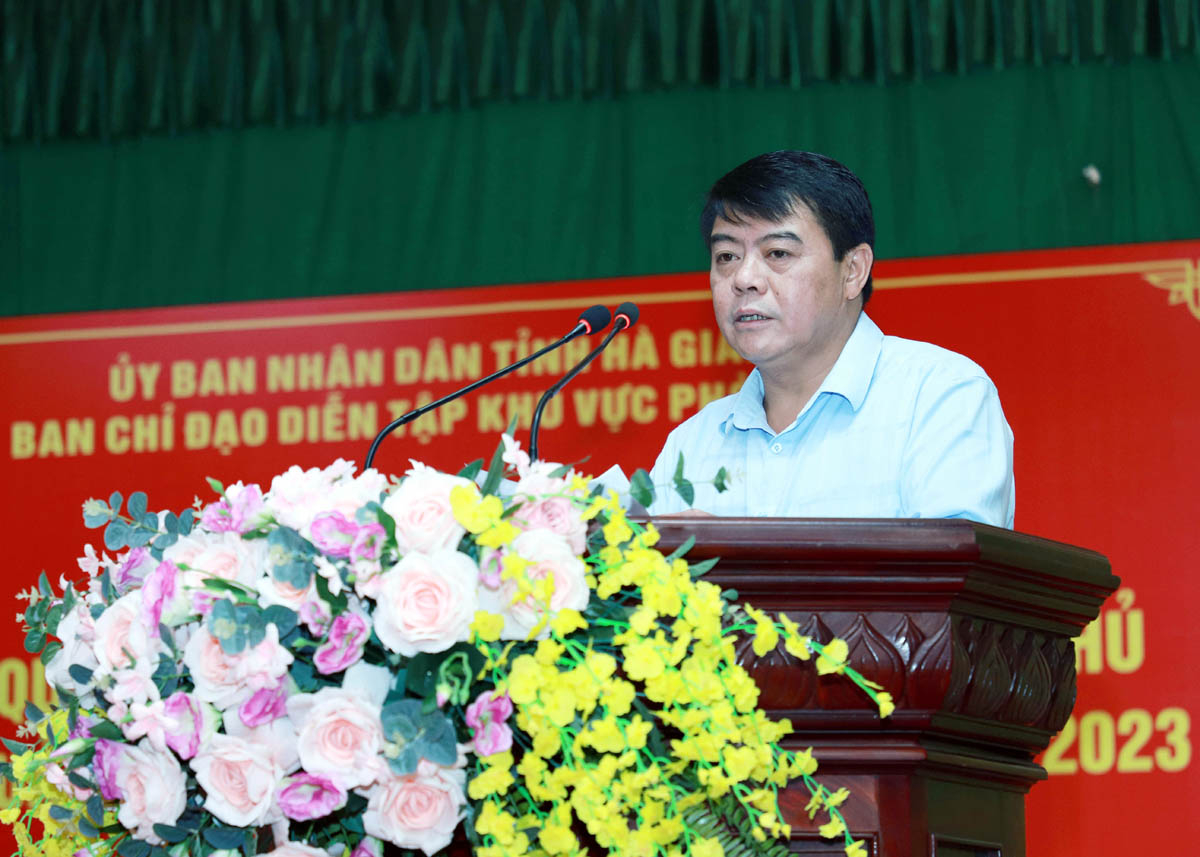 Lãnh đạo UBND huyện Đồng Văn thảo luận tại hội nghị.