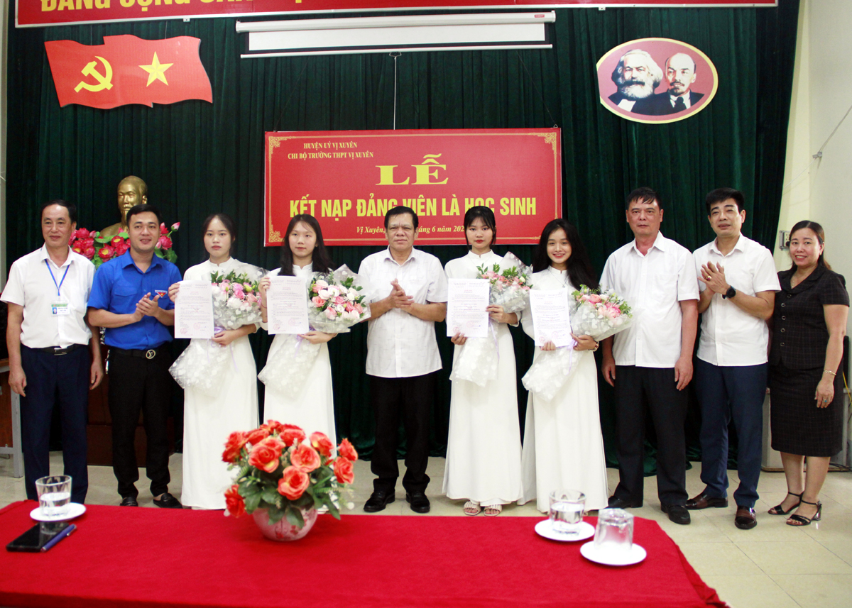 Lãnh đạo huyện Vị Xuyên trao quyết định kết nạp Đảng và chúc mừng các đảng viên mới của Chi bộ Trường THPT Vị Xuyên.