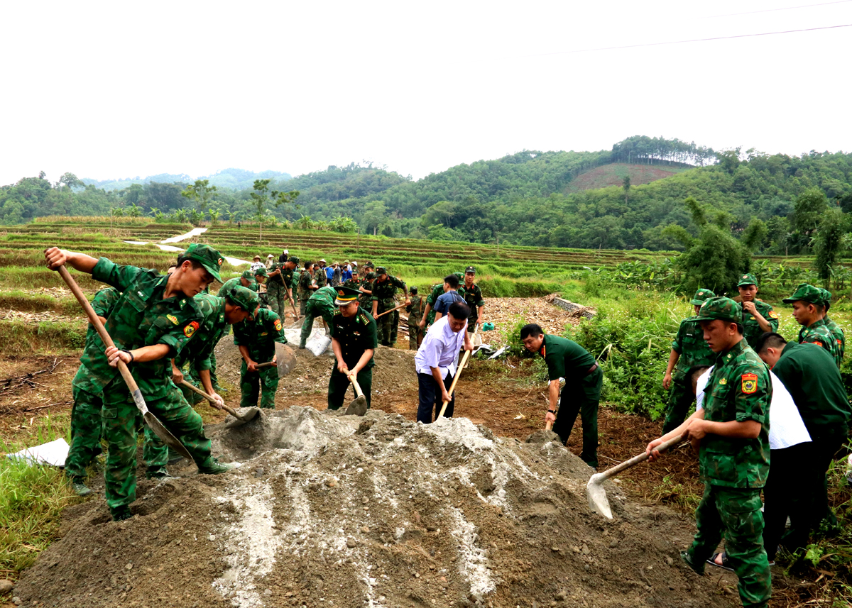 Đoàn viên thanh niên tham gia làm đường bê tông nông thôn tại xã Kim Thạch
