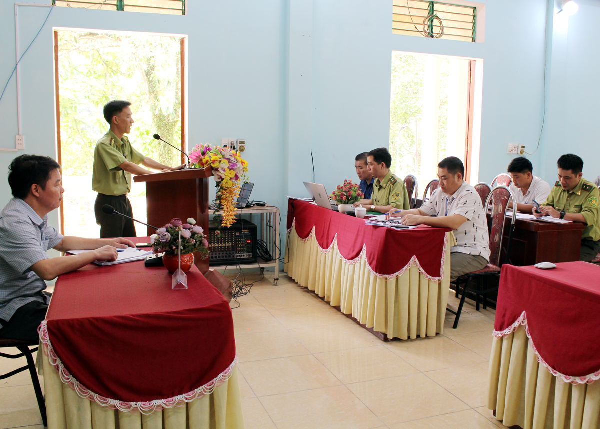 Hạt Kiểm lâm huyện Bắc Mê tuyên truyền tới các tổ đội tuần rừng trên địa bàn xã Minh Ngọc.