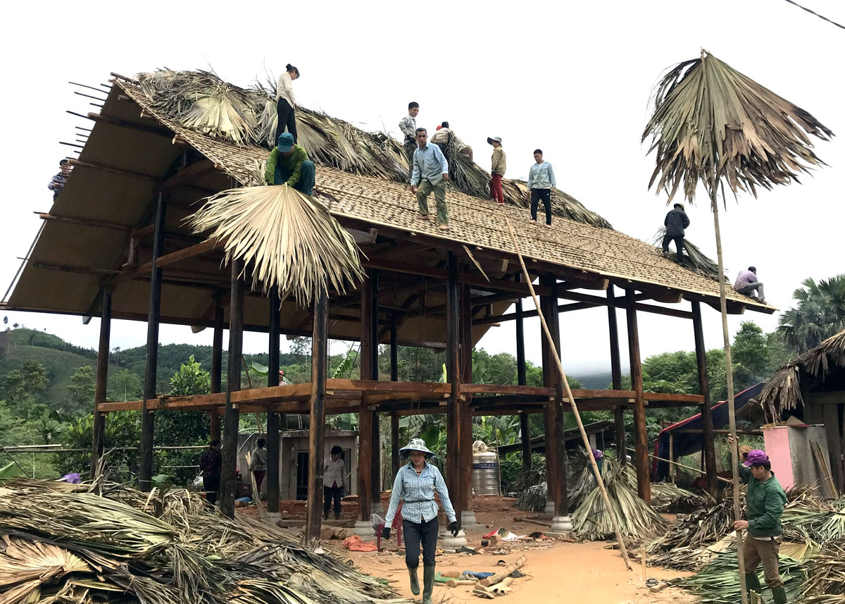 Những ngôi nhà sàn khang trang ở thôn Ca, xã Vô Điếm (Bắc Quang) được dựng lên từ sự đoàn kết, giúp đỡ của người dân trong thôn.