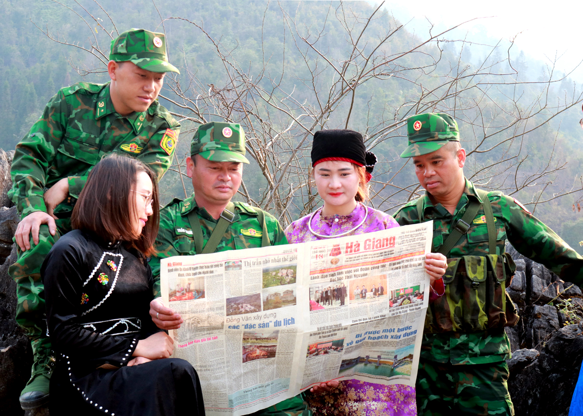 Tờ Báo Hà Giang gắn bó với cán bộ, chiến sĩ và đồng bào biên giới Đồng Văn.
