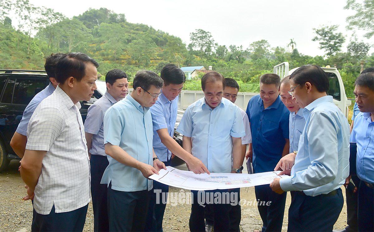 Đồng chí Chẩu Văn Lâm, Bí thư Tỉnh ủy Tuyên Quang và đoàn công tác kiểm tra khu dân cư tái định cư km35 xã Thành Long.

