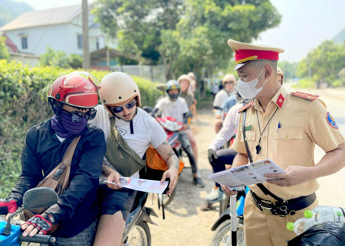 Cảnh sát giao thông tuần tra kiểm soát kết hợp phát tờ rơi tuyên truyền cho khách du lịch trên tuyến Quốc lộ 4C.