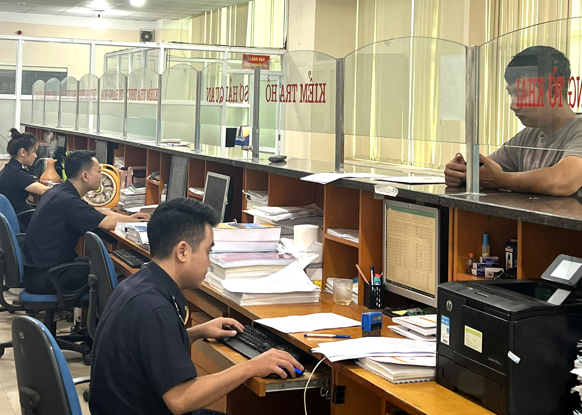 Cán bộ, công chức Chi cục Hải quan Cửa khẩu quốc tế Thanh Thủy tiếp nhận hồ sơ hải quan.