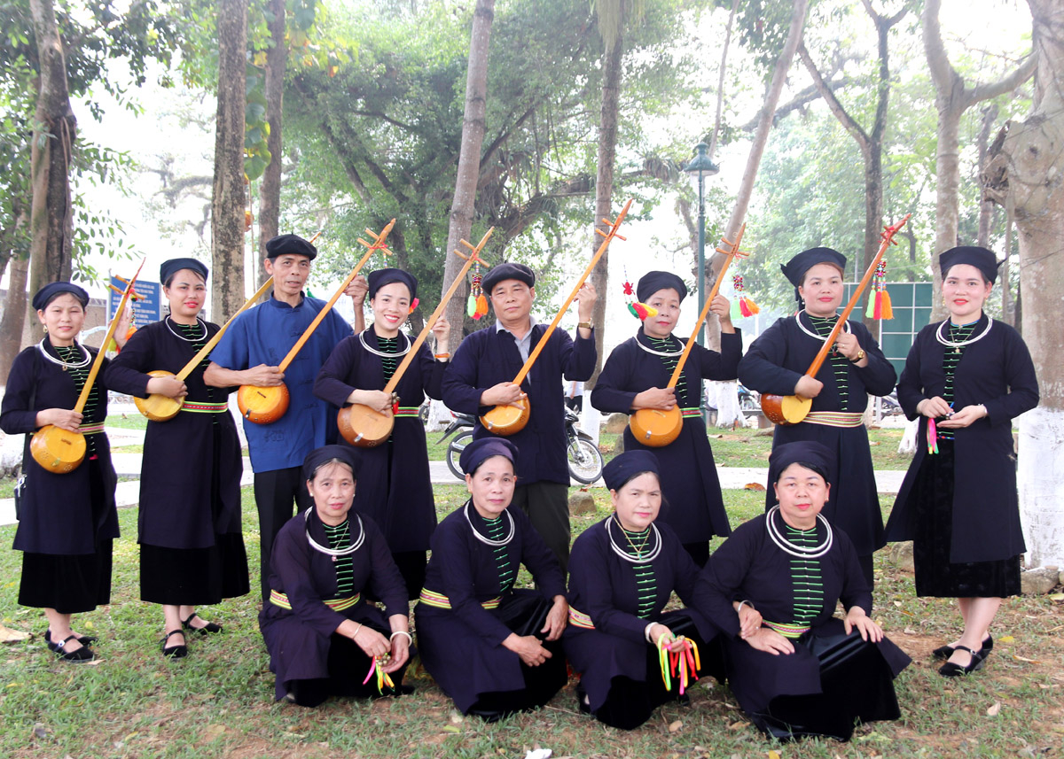 Đội văn nghệ dân gian thôn Chang, xã Phương Độ (thành phố Hà Giang) luyện tập hát Then, đàn Tính.