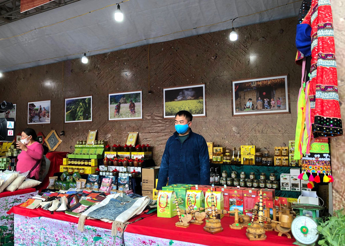 Gian hàng trưng bày sản phẩm tại Hội thi “Biểu tượng chợ vùng cao gắn với tuyên truyền, giới thiệu, quảng bá sản phẩm nông nghiệp vùng đồng bào dân tộc thiểu số và miền núi” năm 2023.