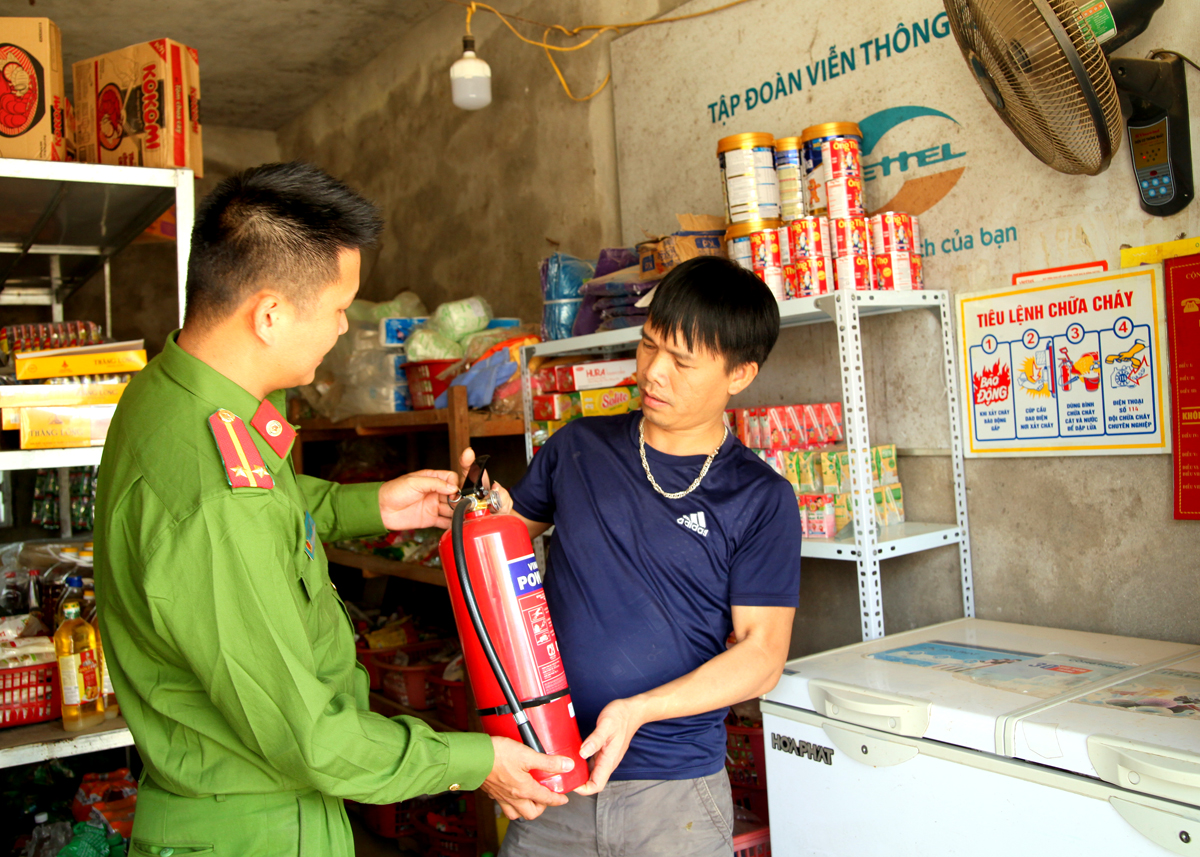 Lực lượng chức năng kiểm tra phương tiện phòng cháy tại cơ sở kinh doanh của người dân xã Sủng Cháng (Yên Minh).
