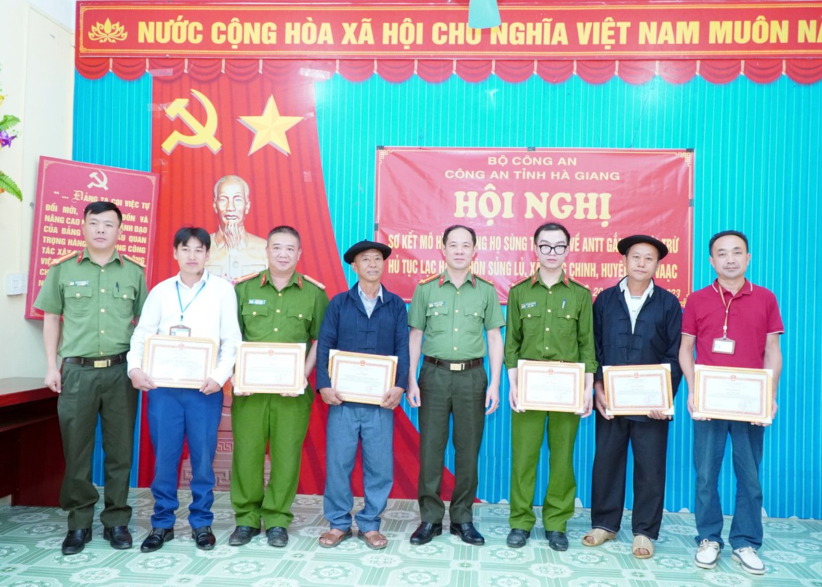 Lãnh đạo Phòng Xây dựng phong trào, Công an tỉnh và Công an huyện Mèo Vạc tặng Giấy khen của Giám đốc Công an tỉnh cho các tập thể, cá nhân.