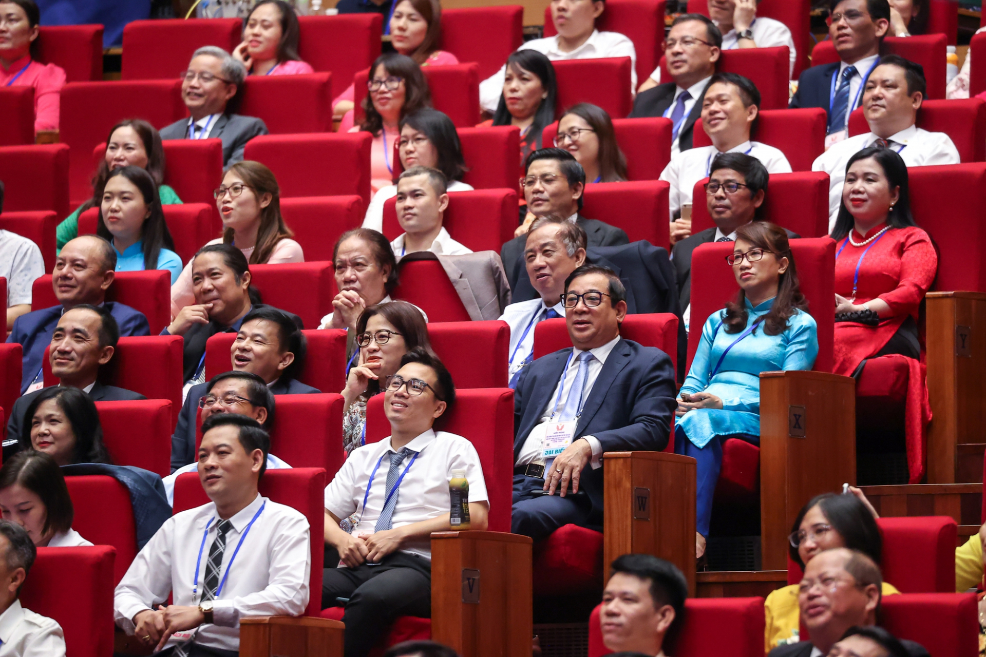 700 đại biểu điển hình tiên tiến dự Hội nghị là những bông hoa tươi thắm trong phong trào thi đua yêu nước, là những tấm gương tiêu biểu, đại diện cho hàng triệu tập thể, cá nhân tiêu biểu, xuất sắc trên mọi miền của Tổ quốc