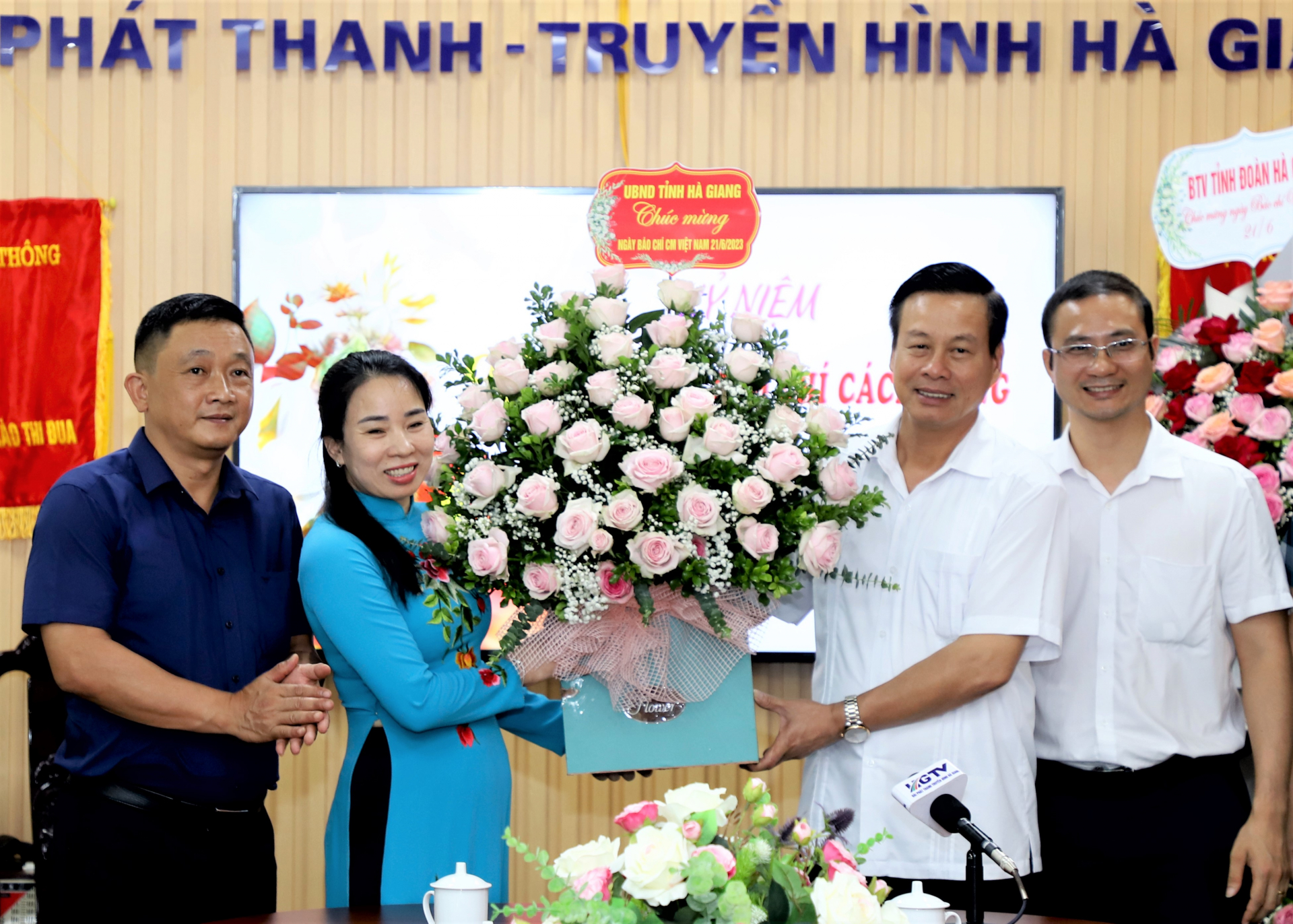 Chủ tịch UBND tỉnh Nguyễn Văn Sơn tặng hoa chúc mừng Đài PT - TH tỉnh.