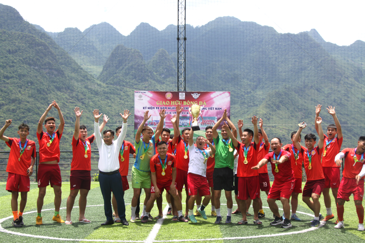 Đội bóng của Hội cổ động viên bóng đá Việt Nam đã giành giải vô địch
