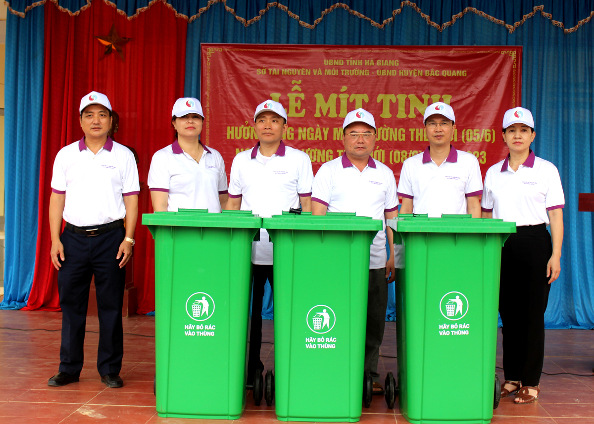 Lãnh đạo Sở Tài nguyên và Môi trường tặng thùng chứa rác cho xã Bằng Hành
