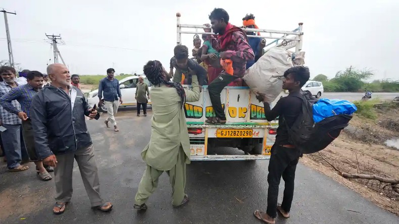Người dân rời khỏi một ngôi làng gần Jakhau, bang Gujarat, Ấn Độ, ngày 15/6/2023.