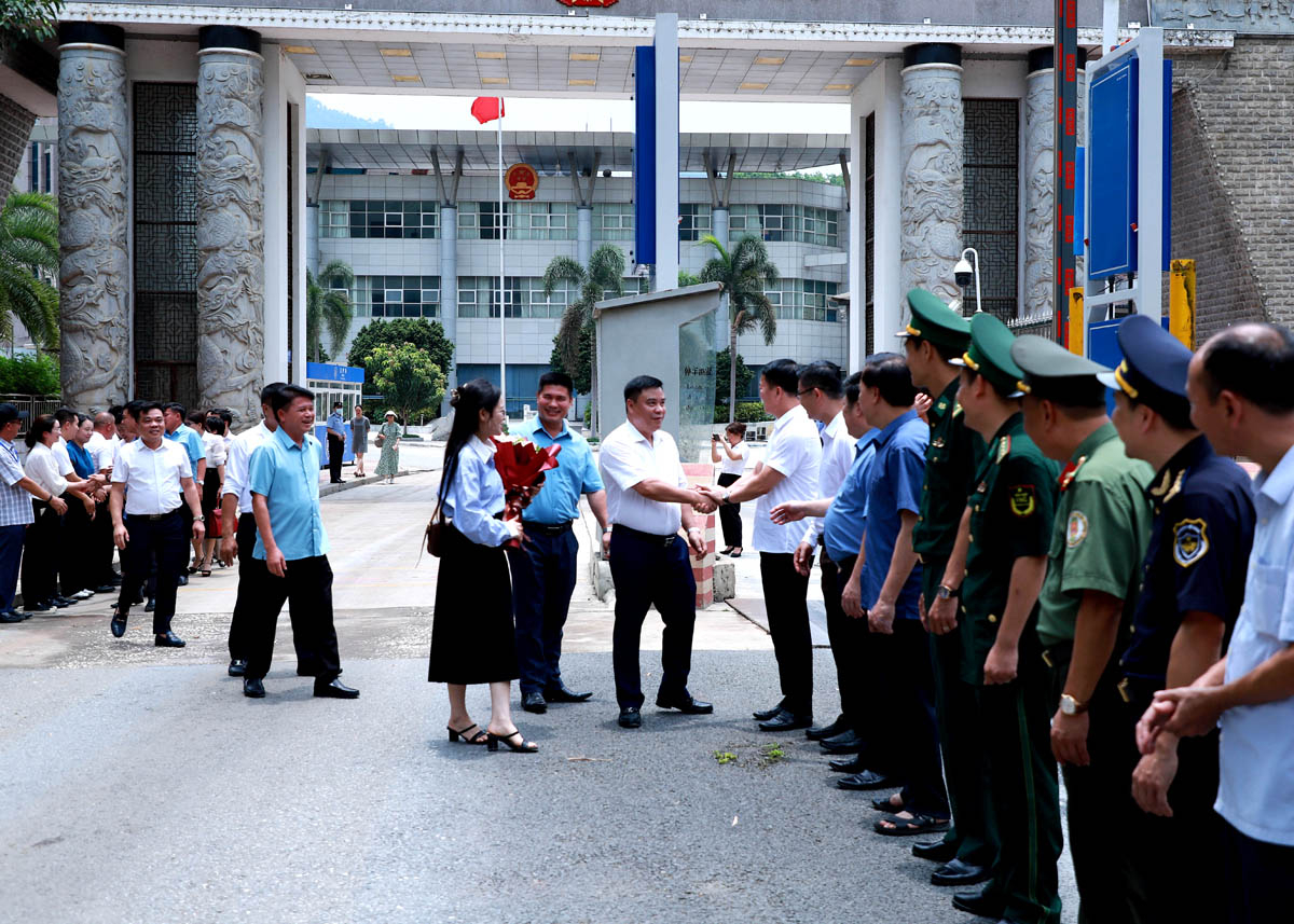 Phó Chủ tịch Thường trực UBND tỉnh Hoàng Gia Long cùng đoàn đại biểu tỉnh Hà Giang kết thúc tốt đẹp chuyến công tác tại tỉnh Vân Nam.
