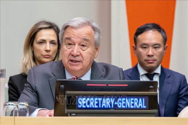 Tổng Thư ký LHQ Antonio Guterres (giữa) phát biểu tại phiên họp liên Chính phủ nhằm phê chuẩn hiệp ước bảo vệ các vùng biển quốc tế, tại New York (Mỹ) ngày 19-6-2023. 