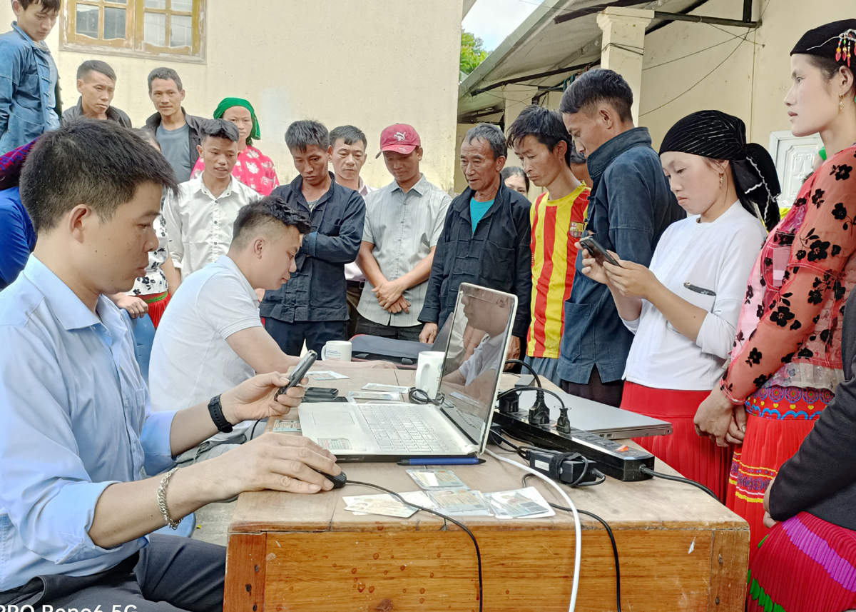 Cán bộ BHXH huyện Mèo Vạc thực hiện cài đặt và ứng dụng VssID tại xã Sủng Trà.
