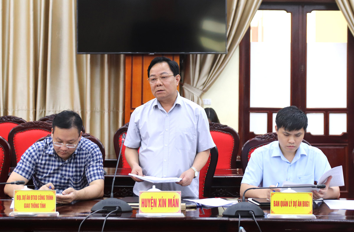 Chủ tịch UBND huyện Xín Mần Phạm Duy Hiền báo cáo tiến độ thực hiện dự án ODA trên địa bàn huyện.
