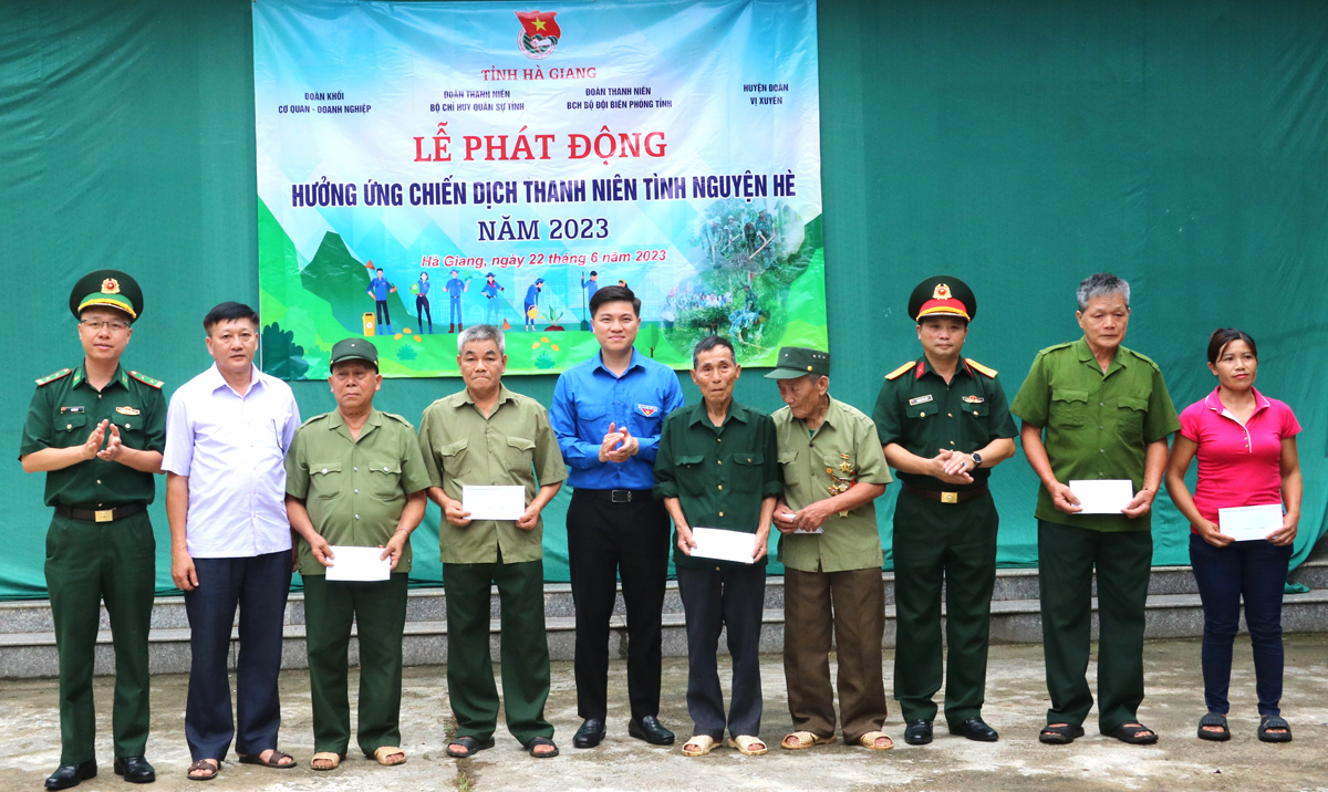 Lãnh đạo Tỉnh đoàn, Đảng ủy Khối Cơ quan – Doanh nghiệp tỉnh, Bộ Chỉ huy Quân sự tỉnh, Bộ Chỉ huy Bộ đội Biên phòng tỉnh tặng quà các gia đình chính sách
