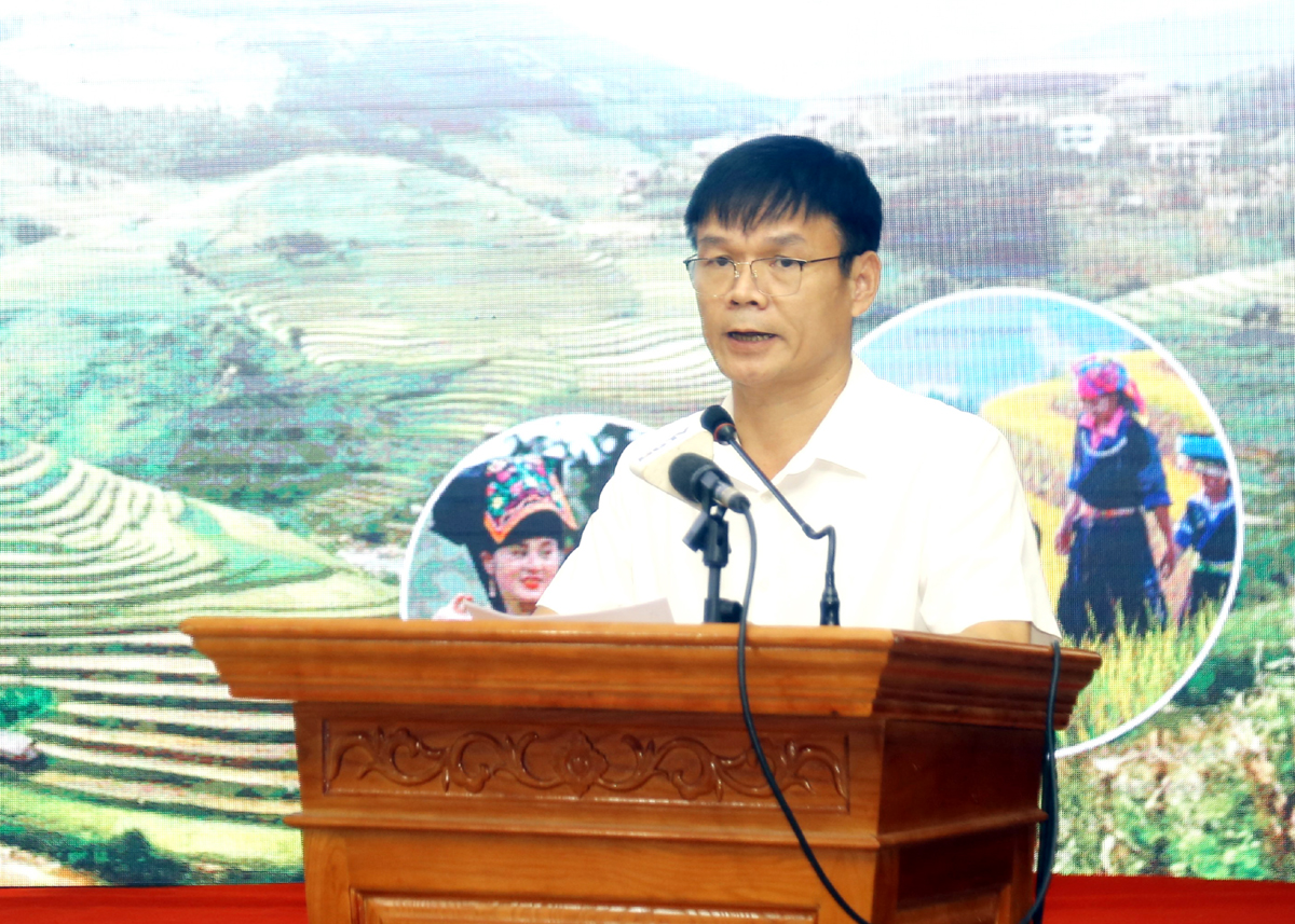 Phó Giám đốc Sở Kế hoạch và Đầu tư tỉnh Hà Giang Vũ Văn Hồng tham luận đề xuất các giải pháp thúc đẩy hoạt động đầu tư, đặc biệt trong lĩnh vực nông nghiệp và du lịch trên địa bàn tỉnh.