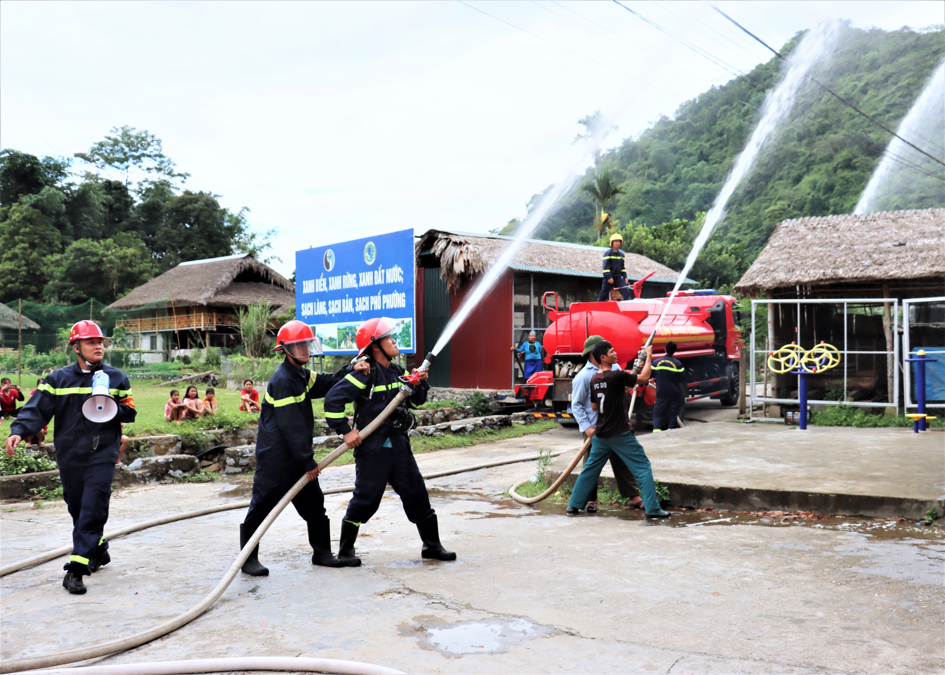 Thực tập phương án chữa cháy tại xã Phương Độ.