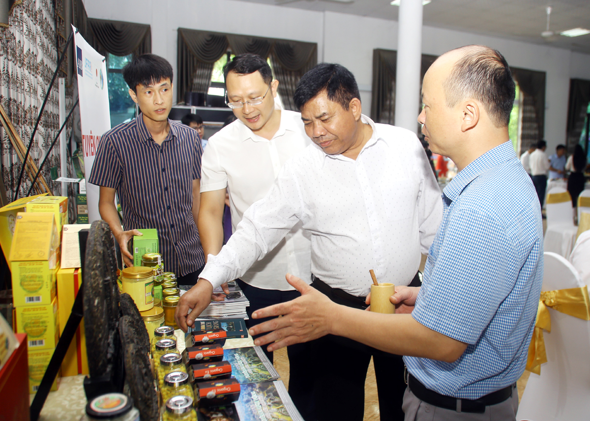 Thứ trưởng, Phó Chủ nhiệm Ủy ban Dân tộc Y Thông tham quan gian hàng trưng bày sản phẩm đặc trưng của tỉnh Hà Giang.