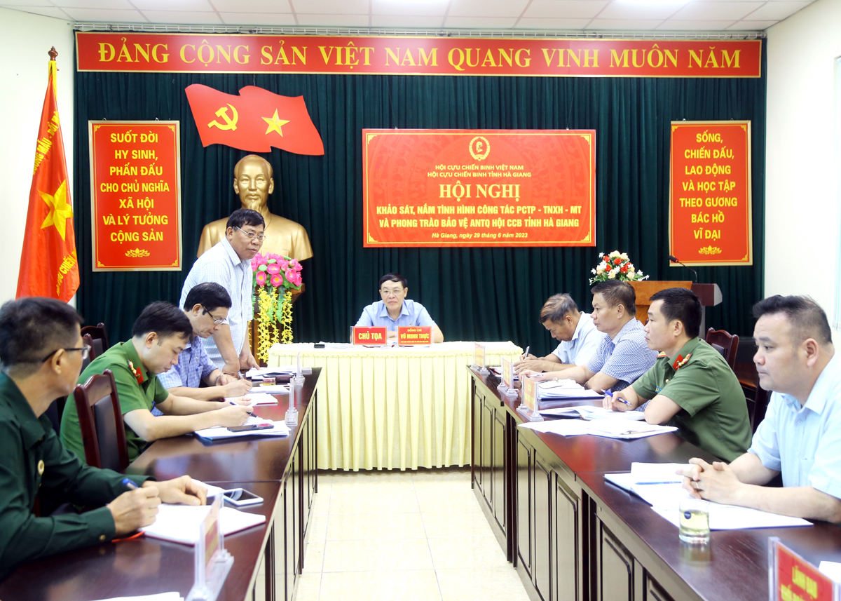 Thành viên đoàn công tác T.Ư Hội CCB Việt Nam tham gia đóng góp ý kiến thảo luận tại buổi làm việc.